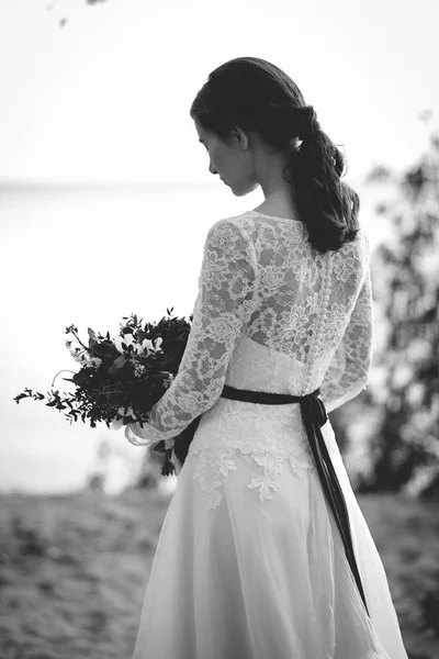 Νύφη Λευκό Φόρεμα Θέτοντας Στην Άμμο — Φωτογραφία Αρχείου