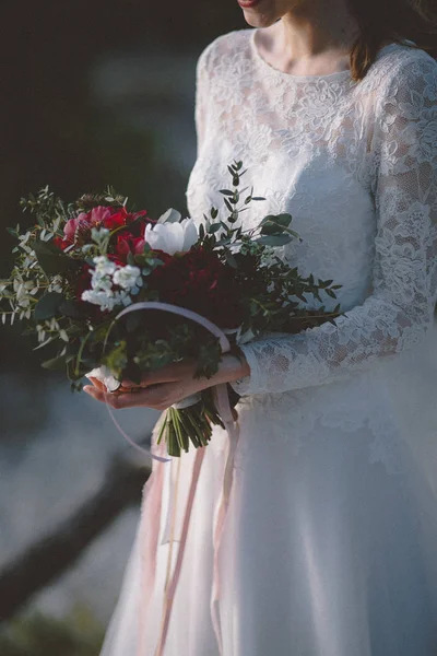 Abgeschnittene Ansicht Des Straußes Den Händen Der Braut — Stockfoto