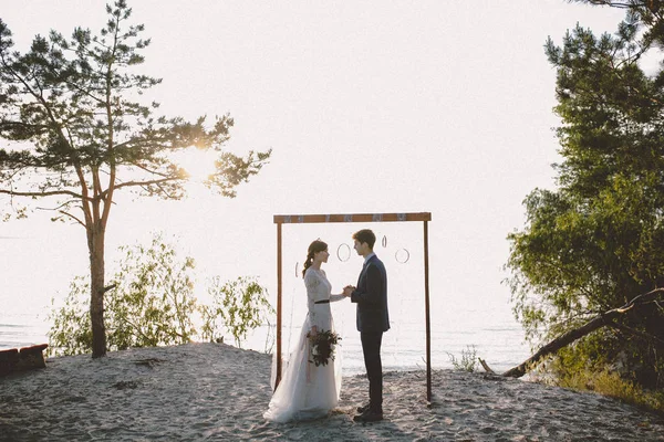 Couple Marié Posant Arche Mariage Sur Côte — Photo