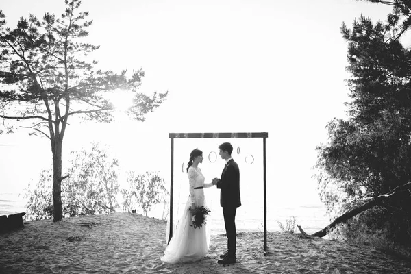 Ehepaar Posiert Hochzeitsbogen Der Küste — Stockfoto