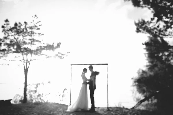 Παντρεμένο Ζευγάρι Ποζάρει Στο Γάμο Καμάρα Στην Ακτογραμμή — Φωτογραφία Αρχείου