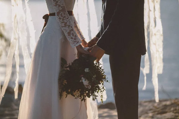 Echtpaar Bedrijf Handen Aan Kust — Stockfoto