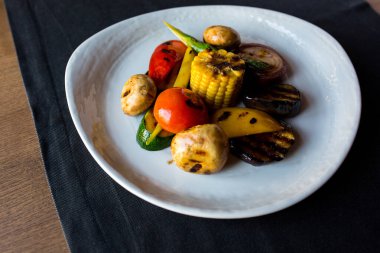 Tabakta ızgara sebzeler