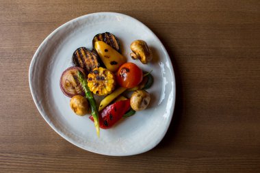 Tabakta ızgara sebzeler