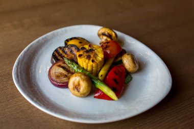 Tabakta ızgara sebzeler