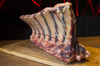 Kesme tahtasındaki et papatyası eti