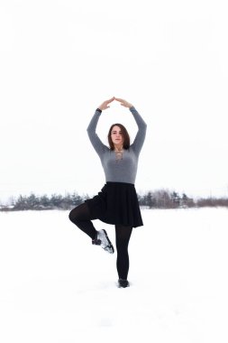 Genç balerin karda sokakta dans ediyor..