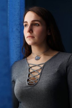 Mavi odada güzel bir kızın portresi..