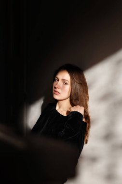 Esmer güzel kızın karanlık evdeki portresi.