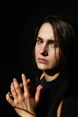 Esmer güzel kızın karanlık evdeki portresi..