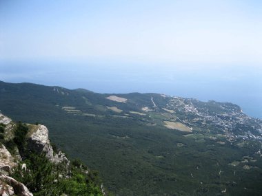 Kırım 'daki Ai-Petri dağından Yalta şehrinin hava manzarası.
