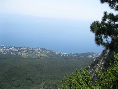 Kırım 'daki Ai-Petri dağından Yalta şehrinin hava manzarası.