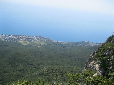 Kırım 'daki Ai-Petri dağından Yalta şehrinin hava manzarası.