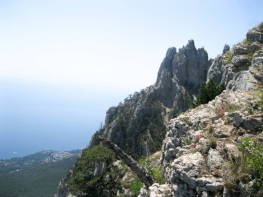 Dağın tepesinden sahilin çarpıcı manzarası