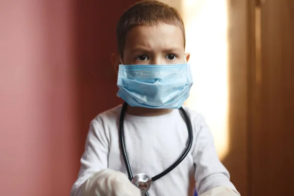 Niño Niño Con Una Máscara Médica Sobre Fondo Negro Concepto —  Fotos de Stock