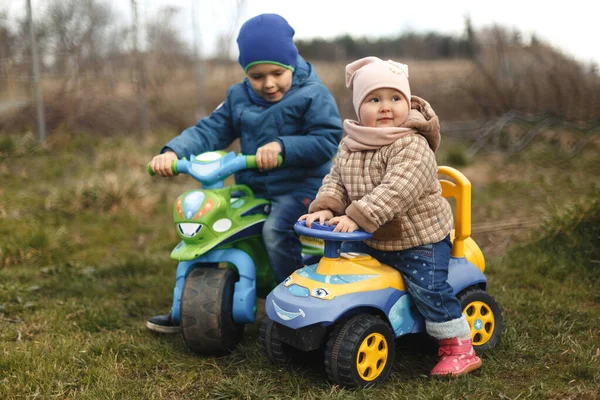 Pequeño Niño Montando Juguete Motocicleta Con Hermana Revestimiento Coche Juguete —  Fotos de Stock