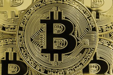 Close-Up cryptocurrency görselleştirmek için bazı altın Bitcoins.