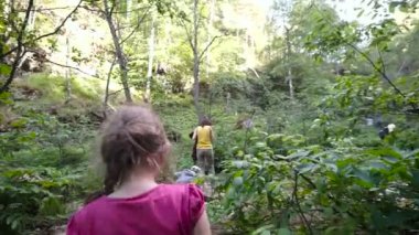 Genç kız dağ iz devam ediyor.