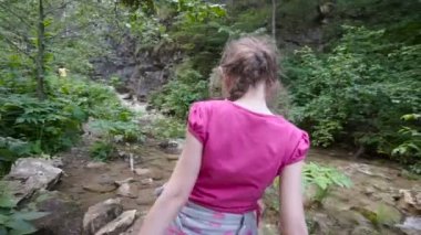 Genç kız dağ iz devam ediyor.