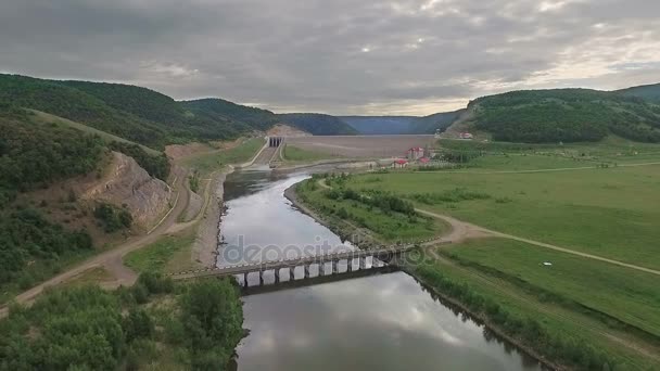 수력 발전소의 공중 탄 — 비디오