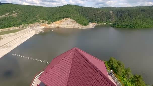 Maison sur une falaise au-dessus du réservoir . — Video