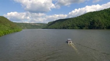 Motorlu tekne hava görünümünü gölde binmek.