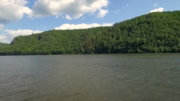 Flyg över ytan av sjön — Stockvideo
