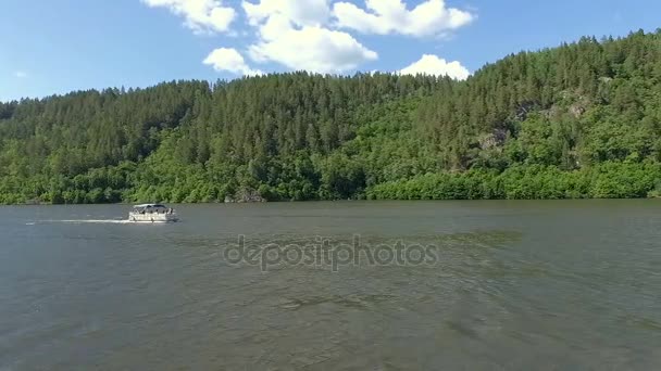 Luftaufnahme einer Motorbootfahrt auf dem See. — Stockvideo