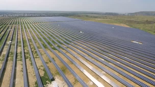 Letecký snímek sluneční elektrárny. — Stock video
