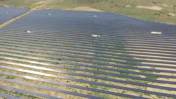 Luftaufnahme von Sonnenkollektoren - Solarkraftwerk. — Stockvideo