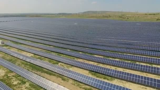 Tiro aéreo de painéis solares - central de energia solar . — Vídeo de Stock