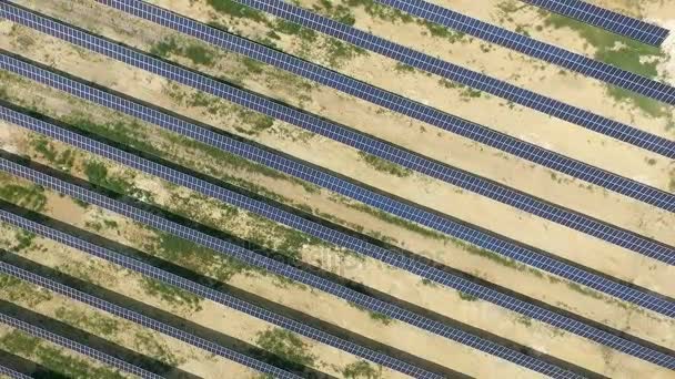 Tiro aéreo de painéis solares - central de energia solar . — Vídeo de Stock