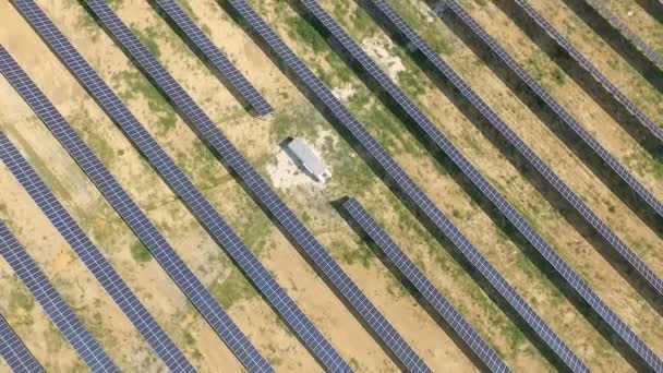 Tiro aéreo de painéis solares - central de energia solar . — Vídeo de Stock