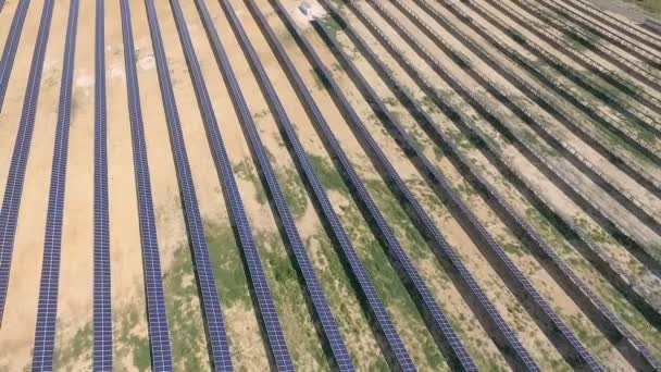 空中射击的太阳能电池板-太阳能发电厂. — 图库视频影像
