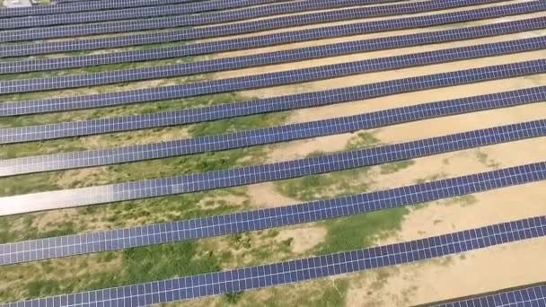 Vue aérienne des panneaux solaires - centrale solaire . — Video