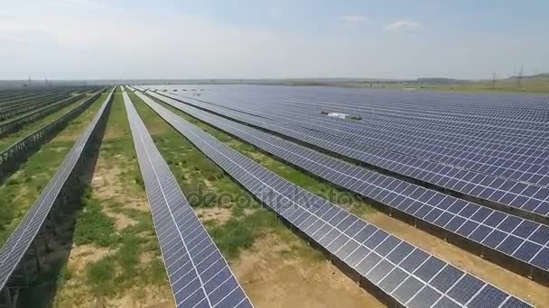 Imagini aeriene ale panourilor solare - centrale solare . — Videoclip de stoc