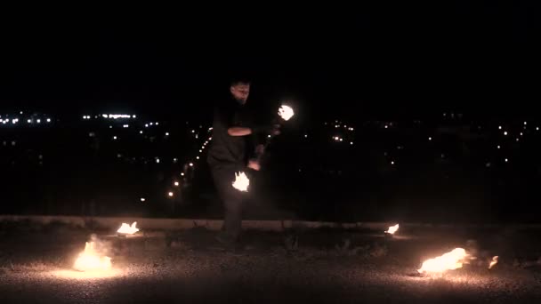 Fireshow на фоне города — стоковое видео