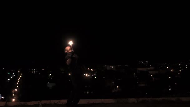 Homme respirant le feu — Video