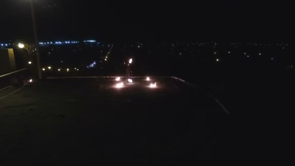 Tűzzsonglőr város háttér — Stock videók