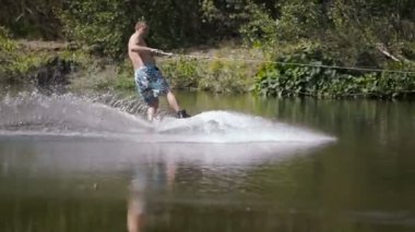 Wakeboarding Nehri üzerinde