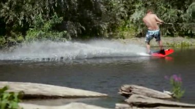 Wakeboarding Nehri üzerinde