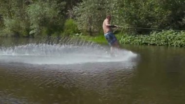 Wakeboarding Nehri üzerinde