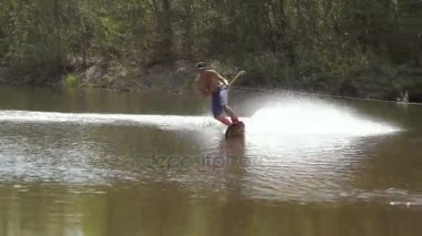 Wakeboarding Nehri ile eylem fotoğraf makinesi üzerinde.