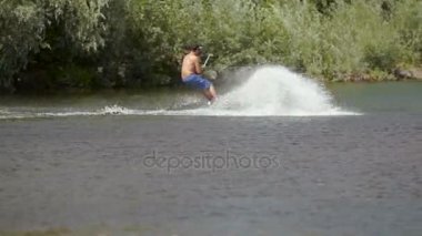 Wakeboarding Nehri ile eylem fotoğraf makinesi üzerinde.