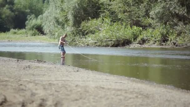 Wakeboarden op de rivier — Stockvideo