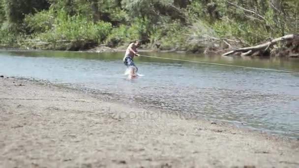 Wakeboarding na řece — Stock video