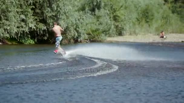 Wakeboarding Nehri üzerinde — Stok video