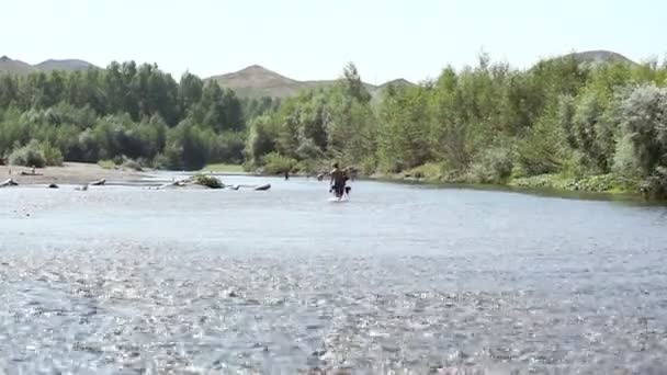 Un uomo con il wakeboard . — Video Stock