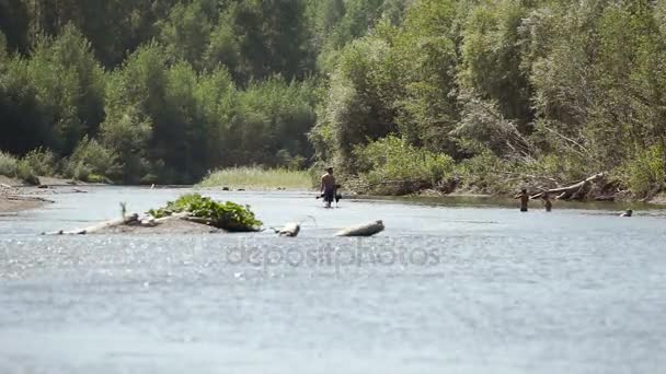 Ein Mann mit dem Wakeboard. — Stockvideo