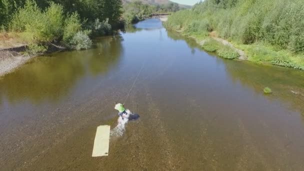 Wakeboarding en el río — Vídeo de stock